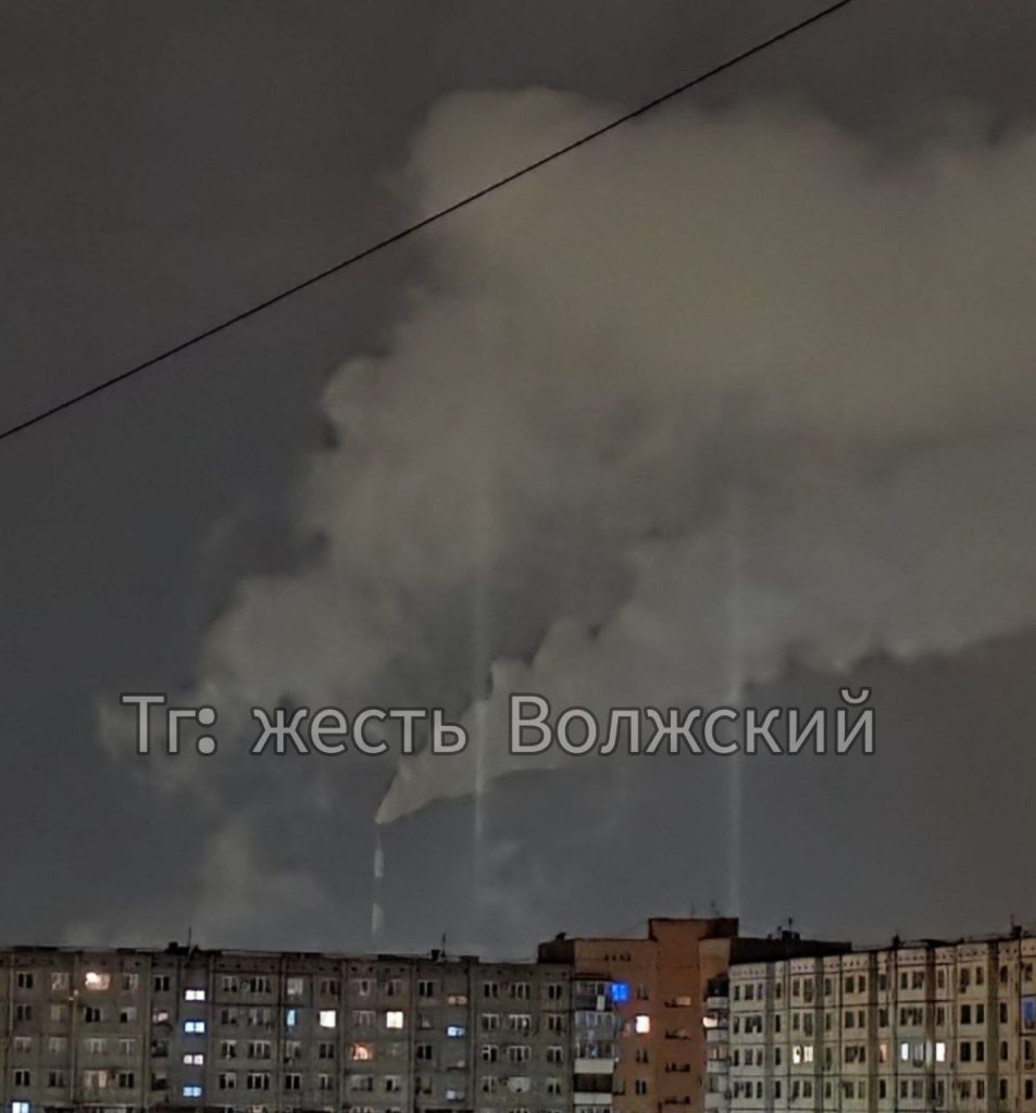 Загадочные световые столбы появились в небе над Волжским