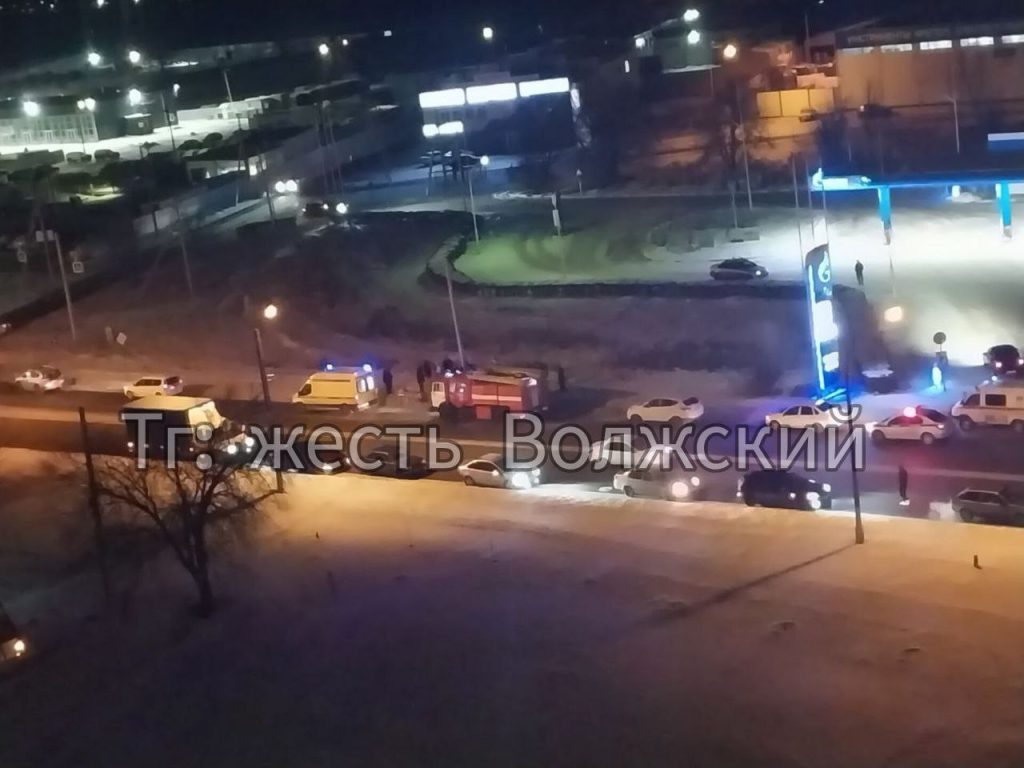 Авария у торгового центра: автомобиль ВАЗ-2115 столкнулся с опорой освещения