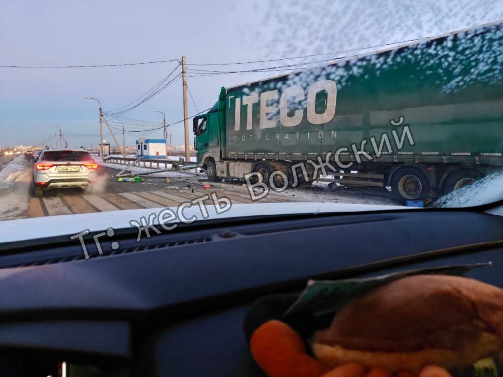 Фура врезалась в столб возле поста ГИБДД на улице Металлургов