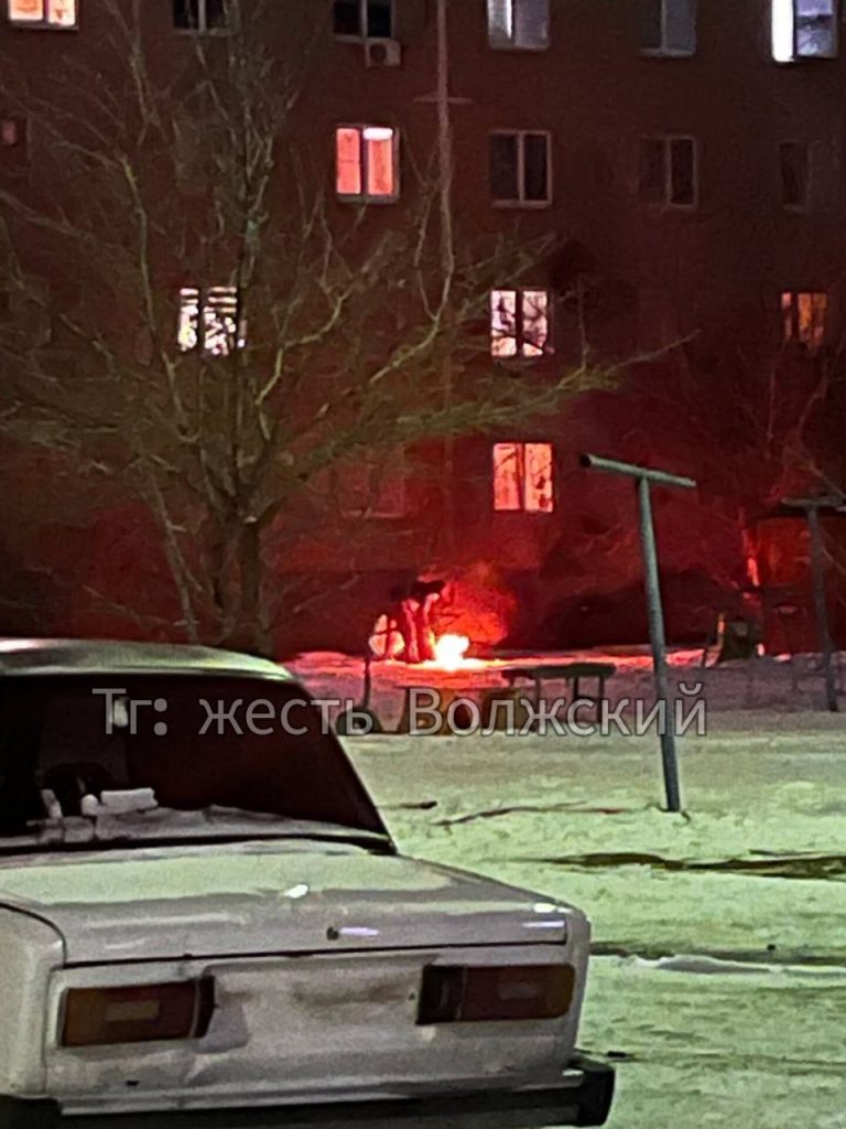 Пожар в жилом доме на улице Профсоюзов в Волжском