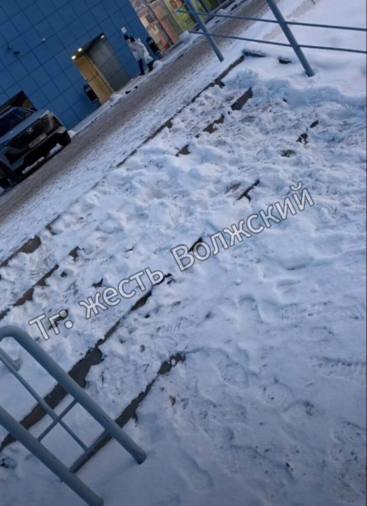 Ледяной хаос в 28-м микрорайоне Волжского: жители требуют срочной уборки