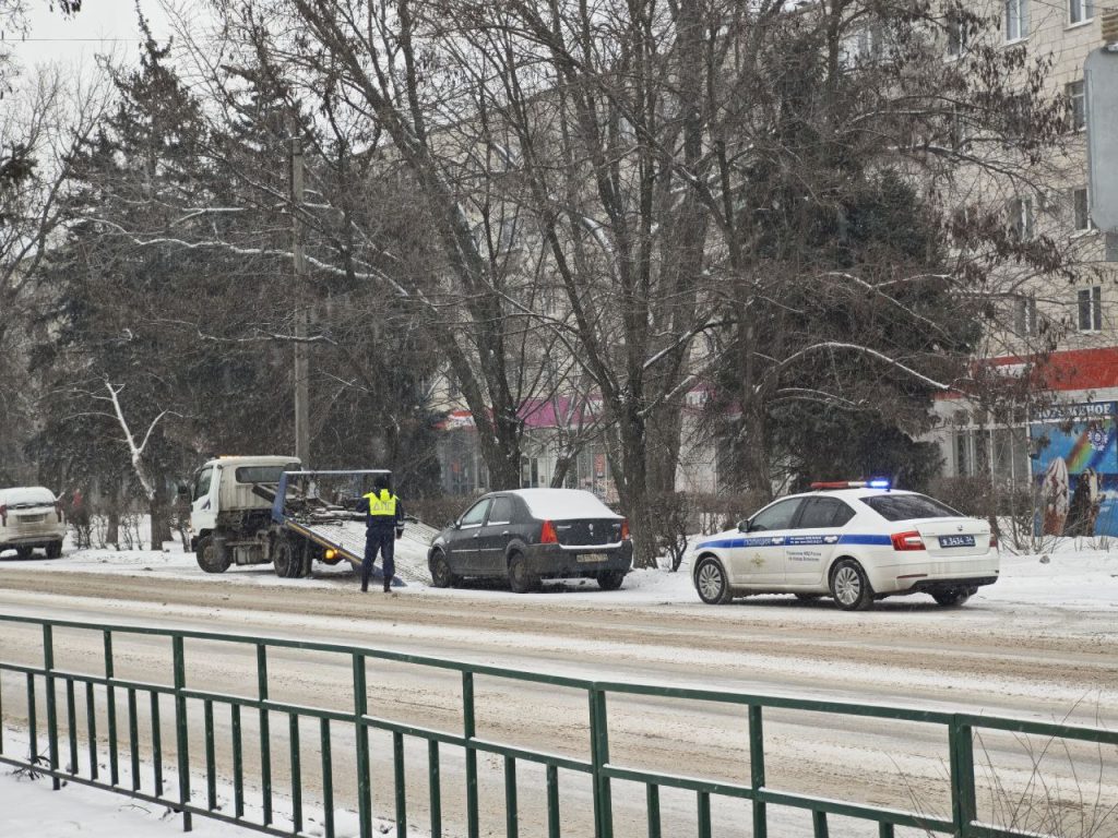 На улице Энгельса в Волжском ужесточили контроль за парковкой
