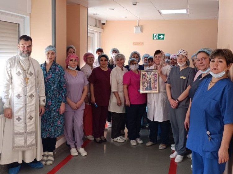 В больницах Волжского прошли обряды освящения в праздник Крещения