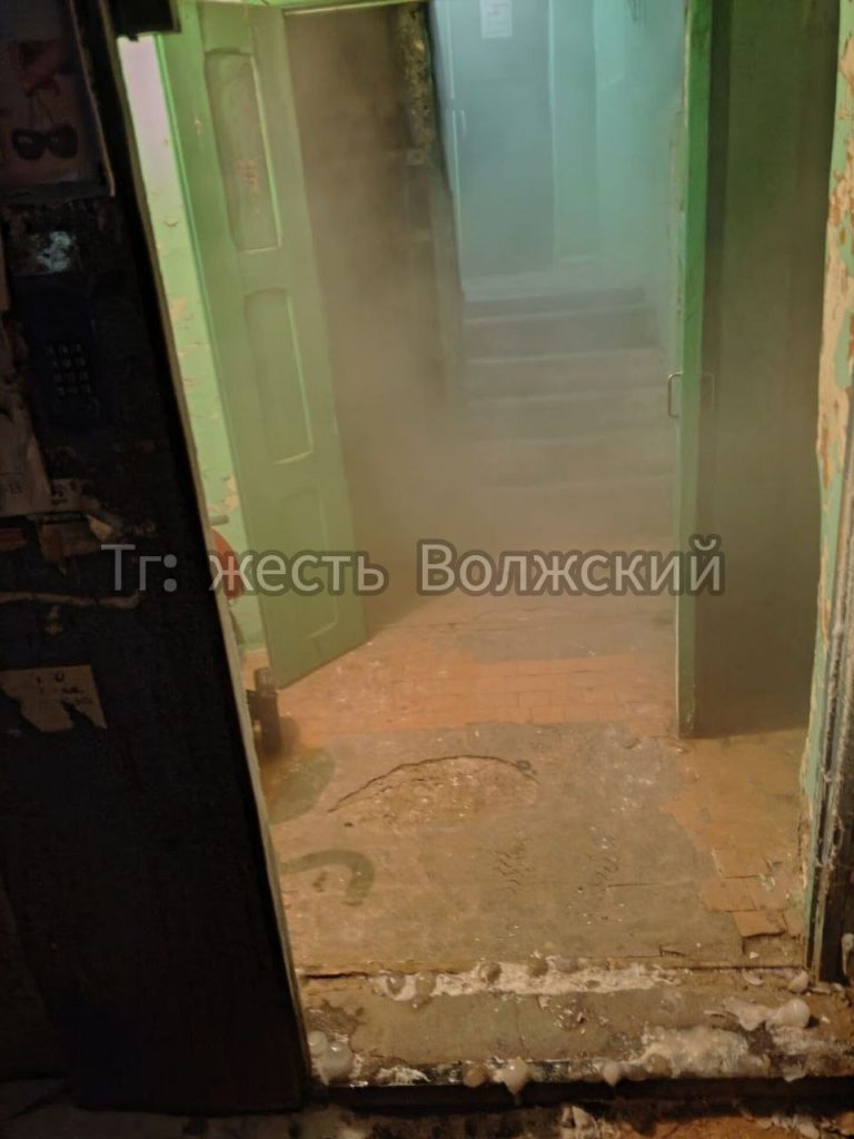 Коммунальный кошмар в Волжском: пар из подвала и обледеневшие двери