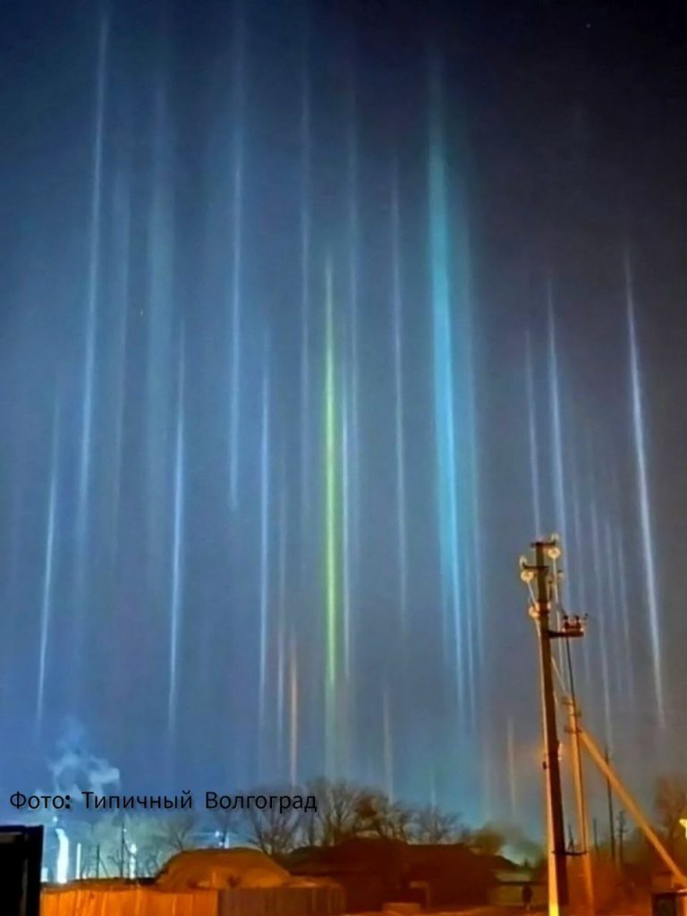 Ледяное сияние: световые столбы озарили ночное небо над Волжским