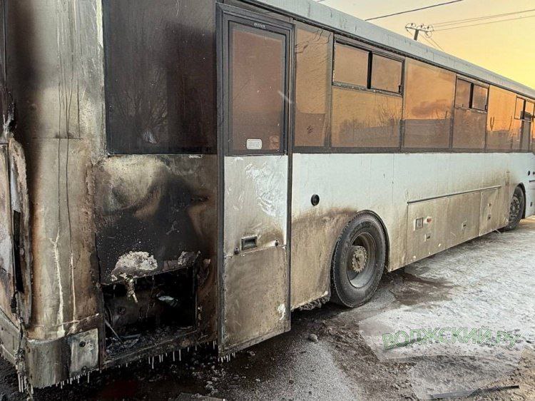 Автобус загорелся на стоянке в Волжском ранним утром