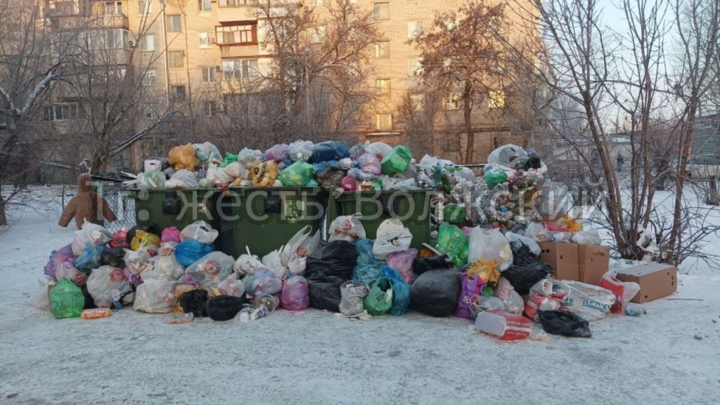 Мусорный коллапс на улице Братьев Профсоюзов: контейнеры переполнены с пятницы