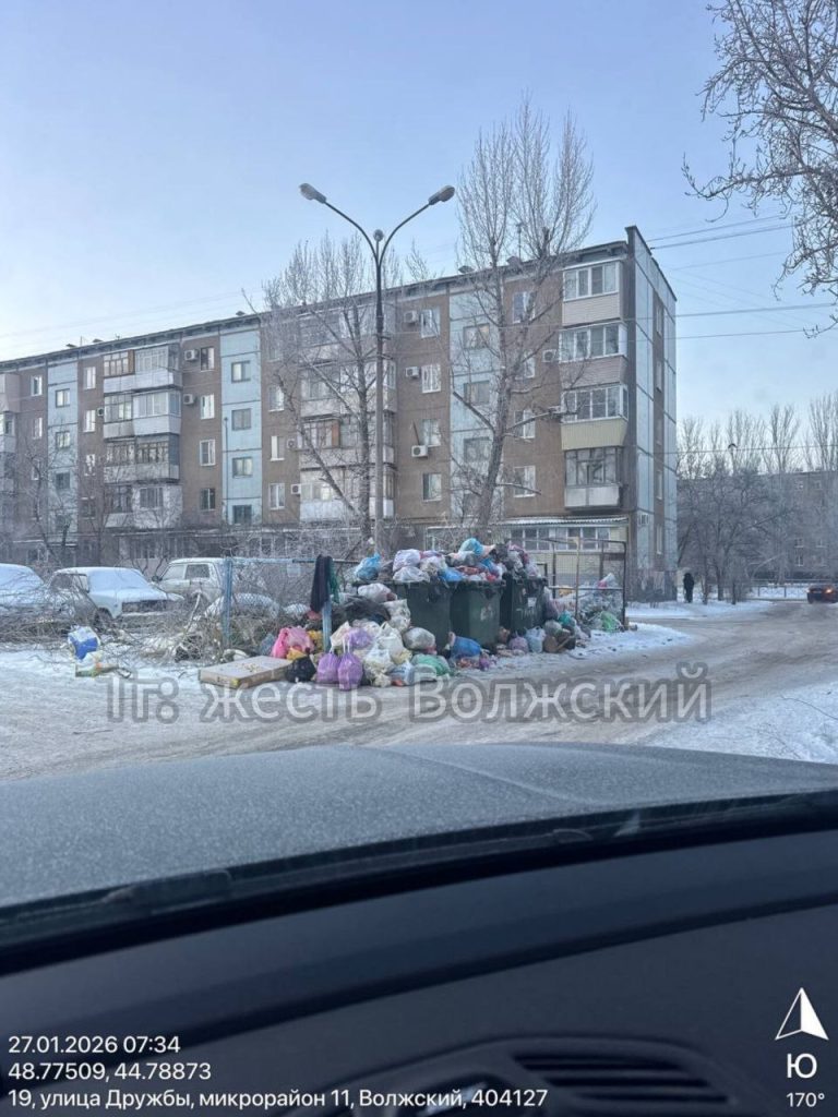 Жители 11 микрорайона Волжского столкнулись с проблемой переполненных контейнеров
