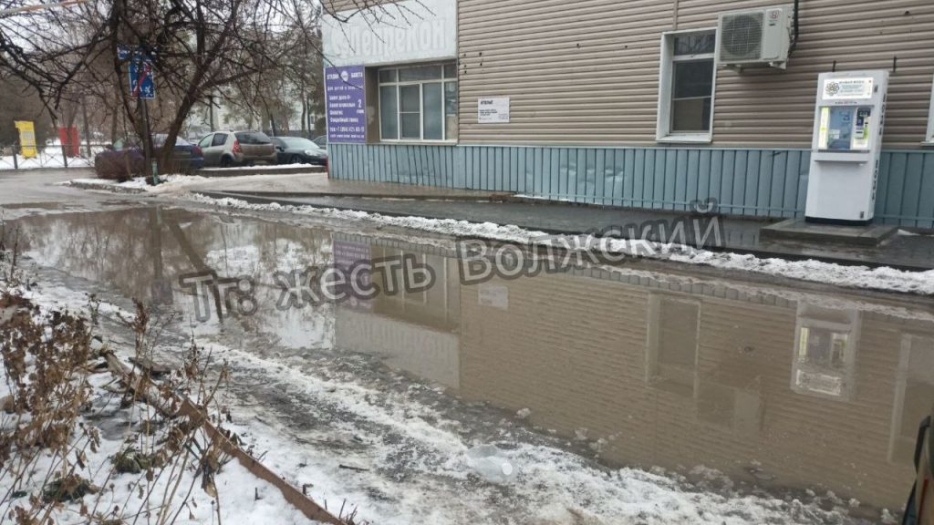 Болото на Дружбы, 17а: жители не могут пройти и припарковаться