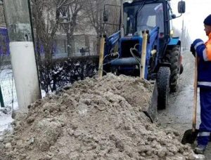 В Волжском активно расчищают улицы от снега