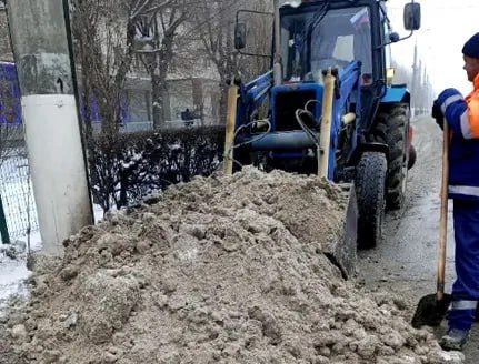 В Волжском активно расчищают улицы от снега