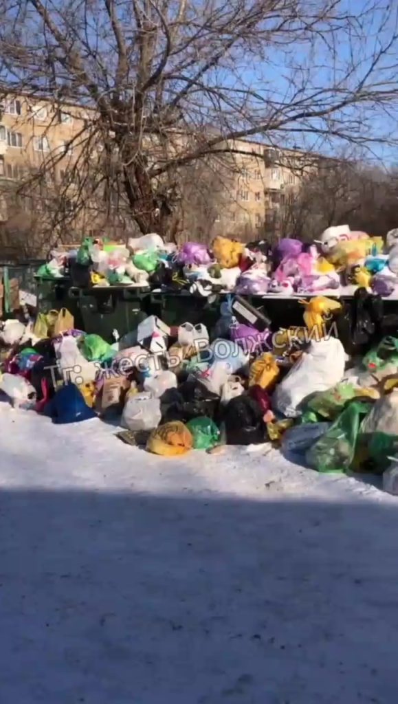 Мусорная проблема на Советской, 40: контейнеры переполнены уже неделю