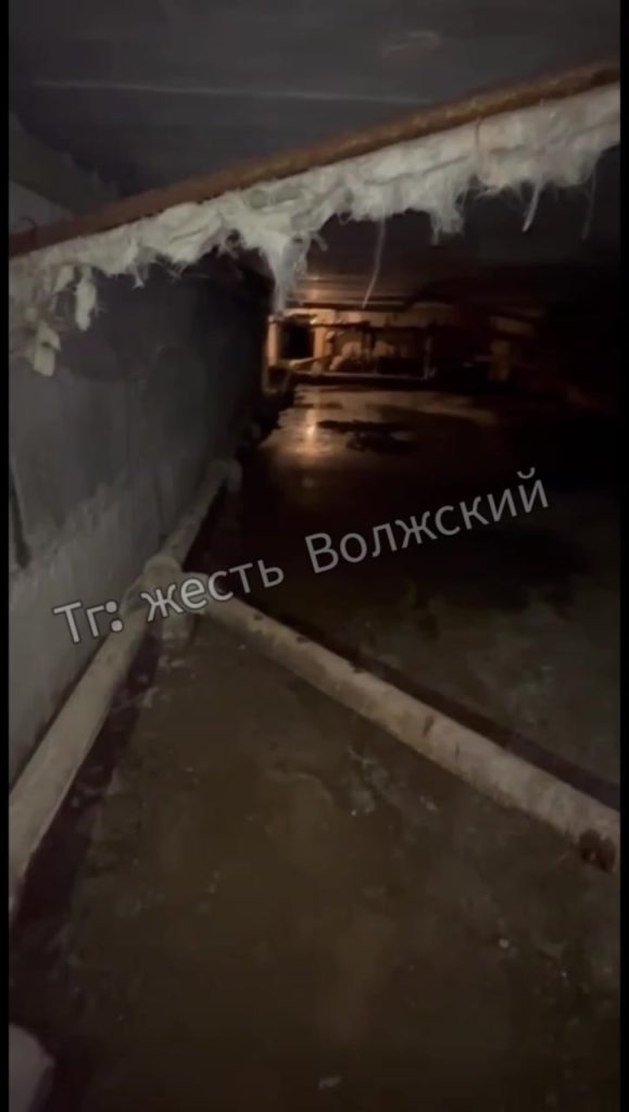 Затопленный подвал три недели отравляет жизнь жильцам дома на улице Кирова