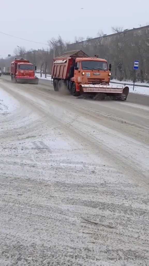 В Волжском развернута масштабная уборка снега после снегопада
