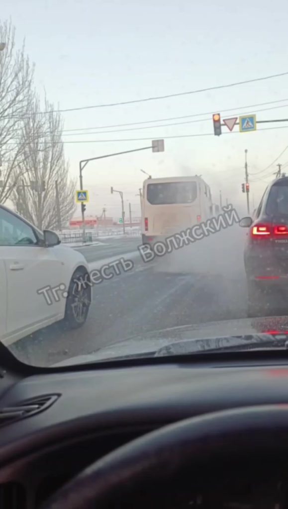 В Волжском водитель маршрутки №6А устроил опасную езду с двумя грубыми нарушениями