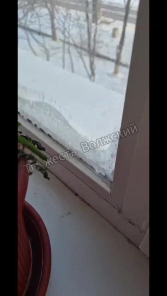 Ледяные узоры на окнах: жители Волжского столкнулись с промерзанием квартир
