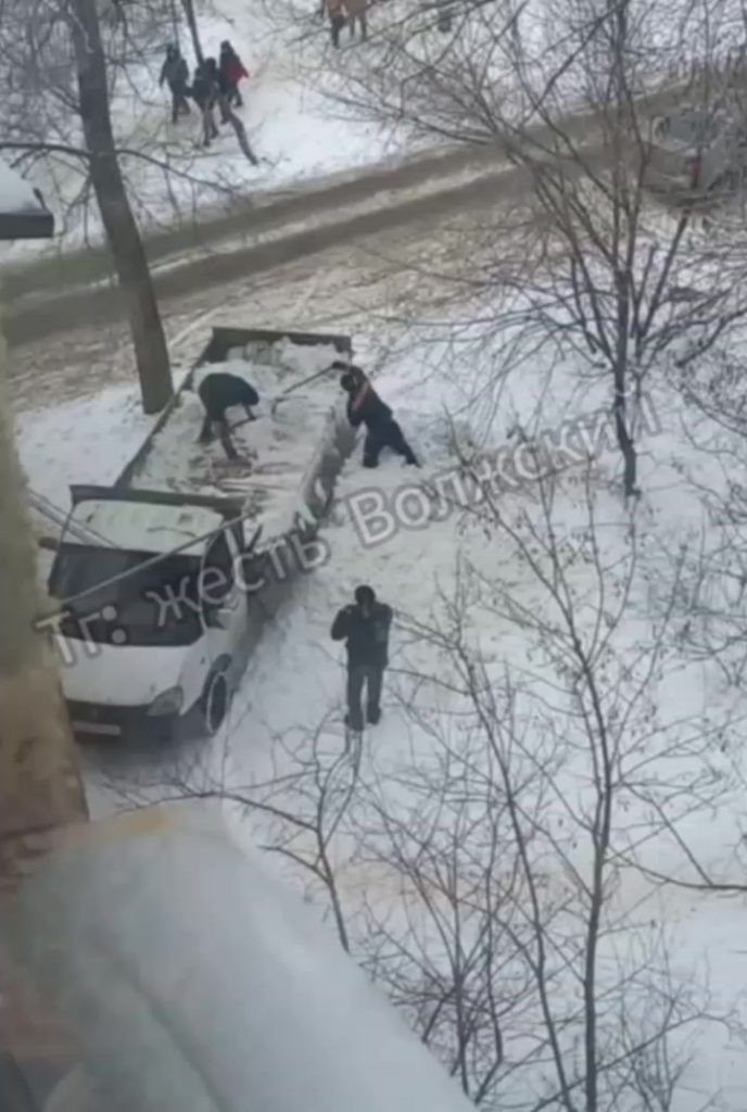 Снежную свалку устроили во дворе жилого квартала Волжского