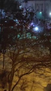 Три пожарных расчета прибыли к дому на улице 40 лет Победы в Волжском