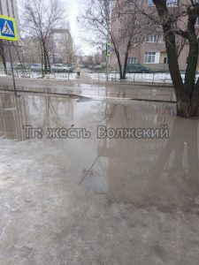 Озеро на переходе: пешеходы у площади Труда вынуждены нарушать ПДД