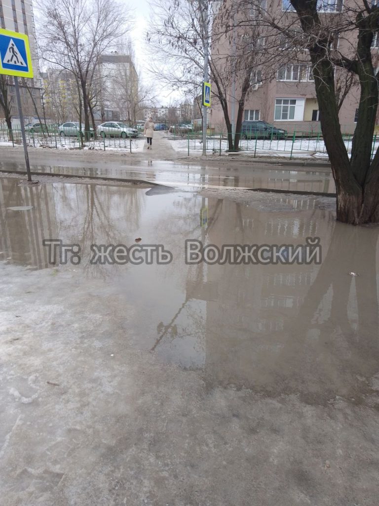 Озеро на переходе: пешеходы у площади Труда вынуждены нарушать ПДД