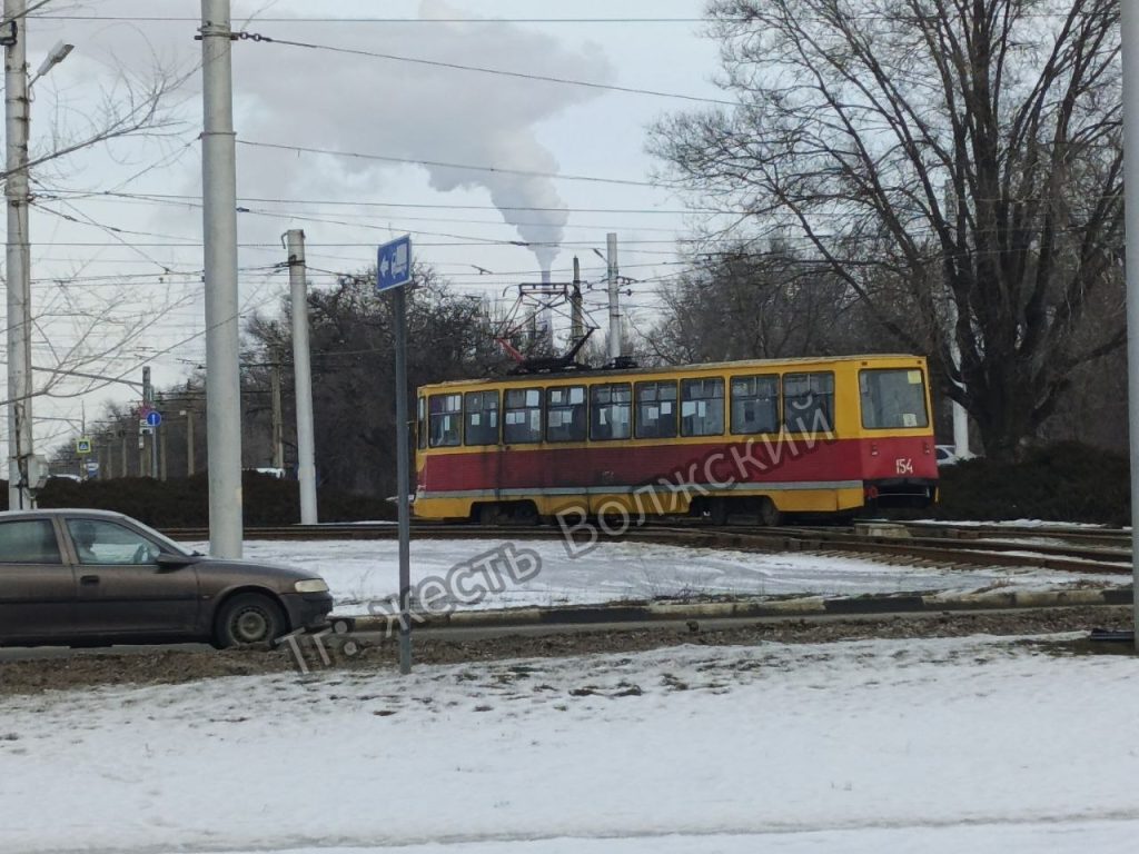 Трамвай №3 сошел с рельсов на перекрестке в Волжском