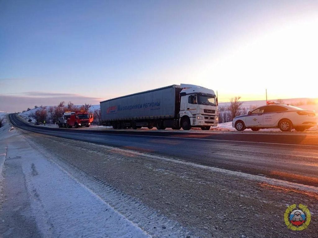 Сотрудники ГИБДД помогали водителям во время сильного снегопада