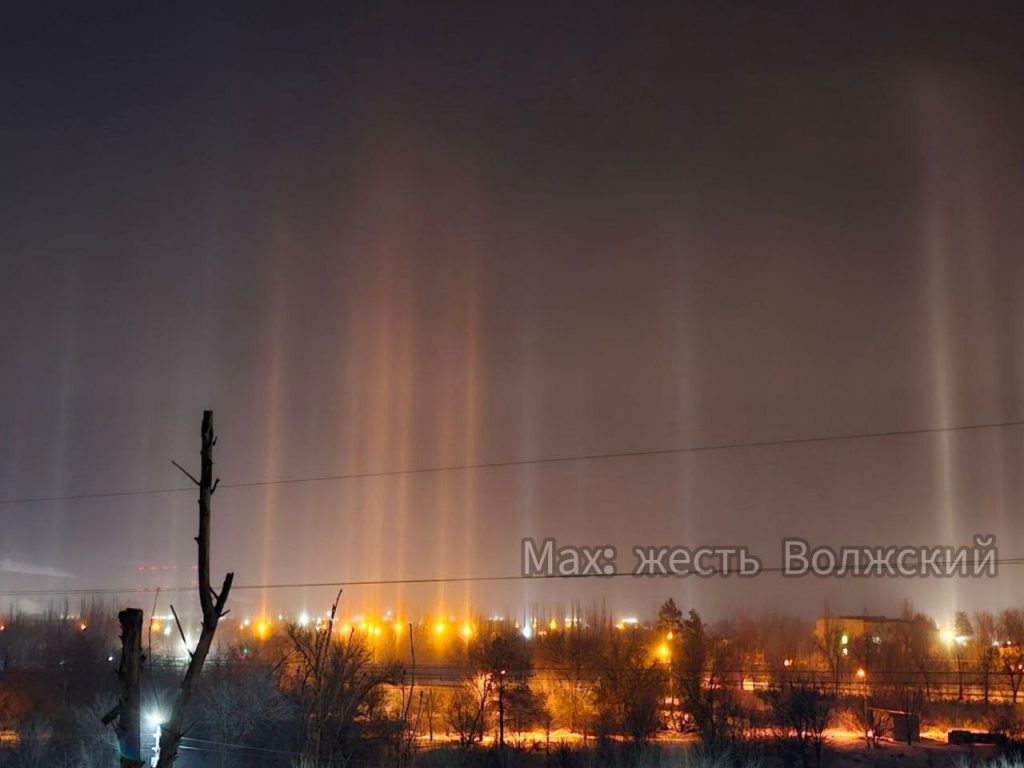 Волжский озарили световые столбы: редкое природное явление в ночном небе