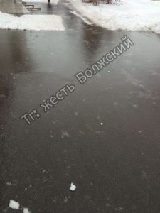 Ледяной дождь превратил дворы Волжского в опасные катки
