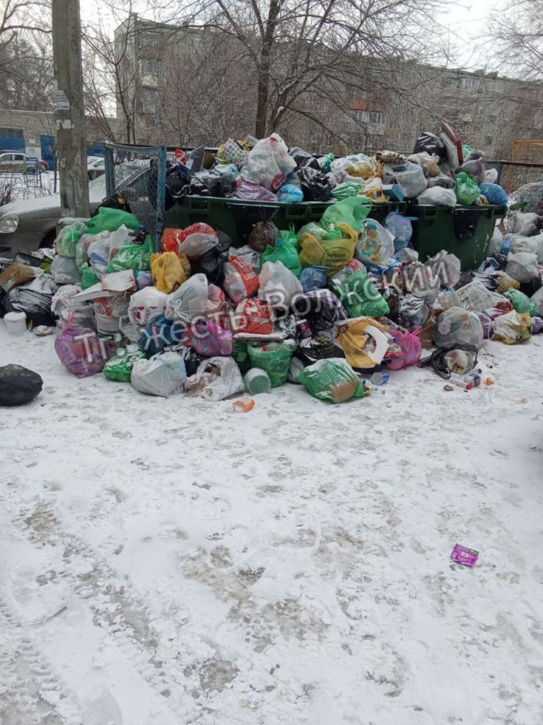 Контейнеры переполнены: мусорная проблема на улице 40 лет Победы в Волжском