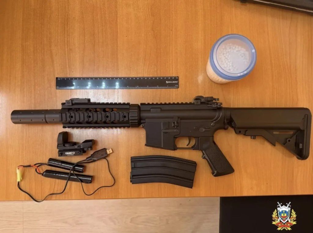 Подростки устроили стрельбу из страйкбольного оружия возле детской площадки