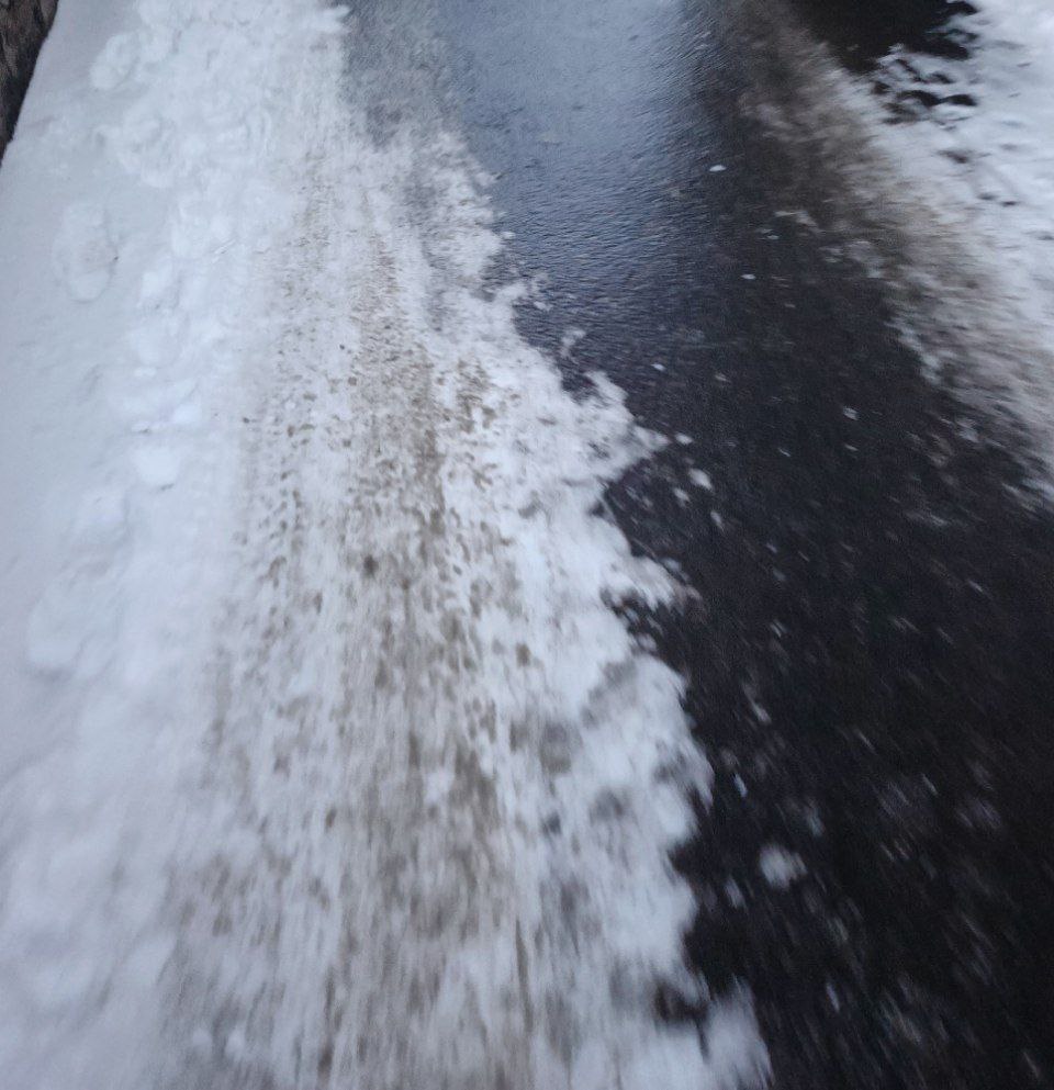 Гололёд на тротуарах Волжского создаёт опасность для пешеходов