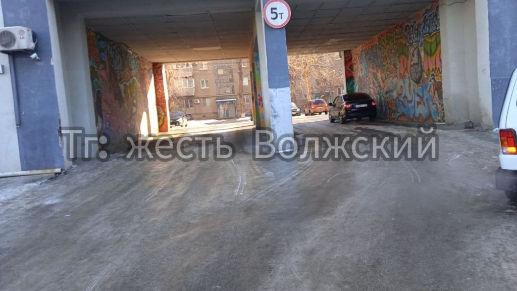 Опасный лёд на проспекте Ленина в Волжском создаёт угрозу для пешеходов и автомобилей