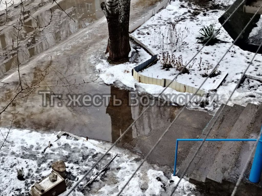 Два десятилетия в луже: жители дома на Пушкина, 118 требуют решения проблемы