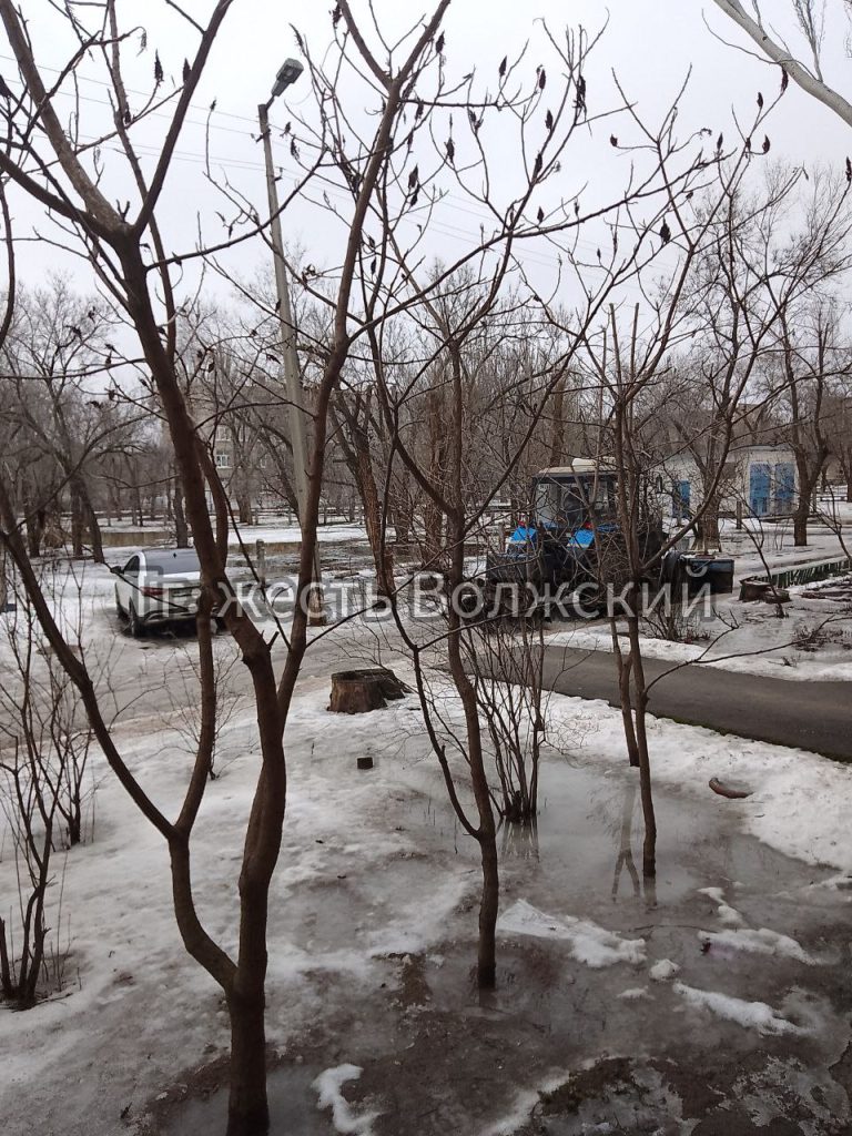 Спецтехника Волжского приступила к уборке снега во дворах