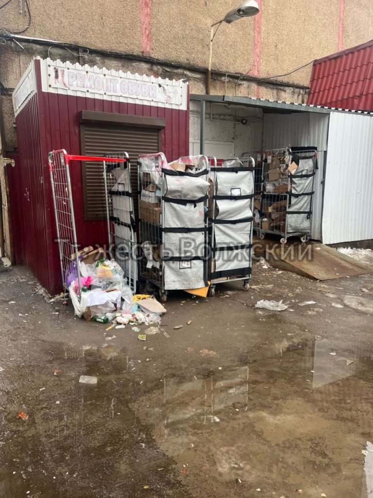 Мусорная проблема у магазина «Магнит» на улице Энгельса в Волжском