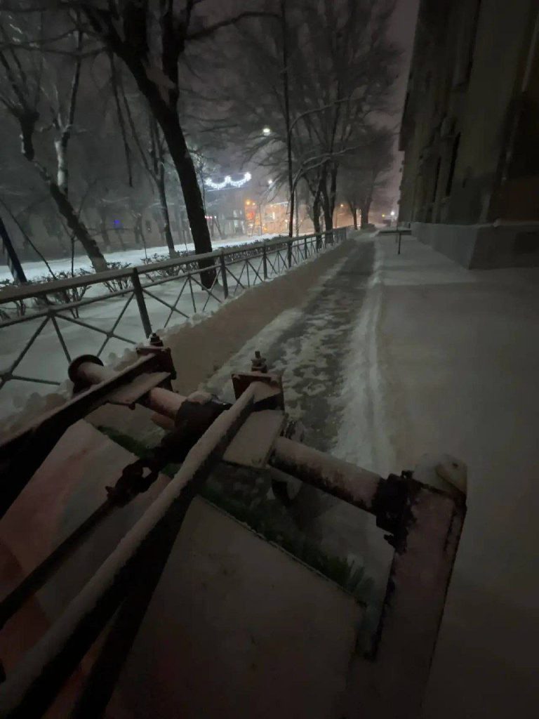 Волжский очищают от снега: на улицах работают десятки спецмашин