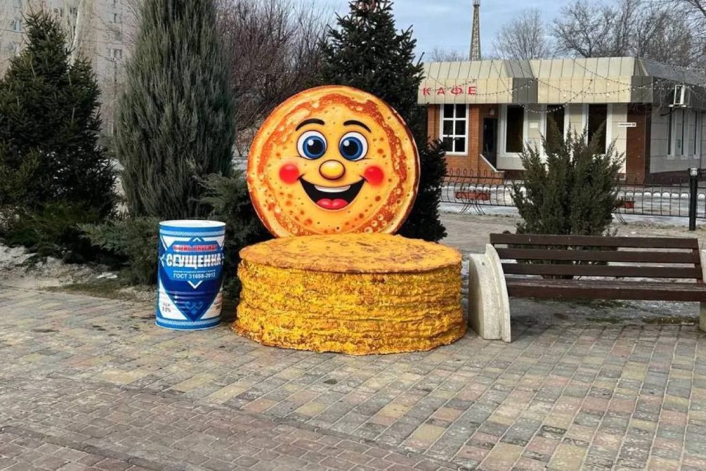 Гигантский блин украсил площадь у дворца «Юность» в Волжском