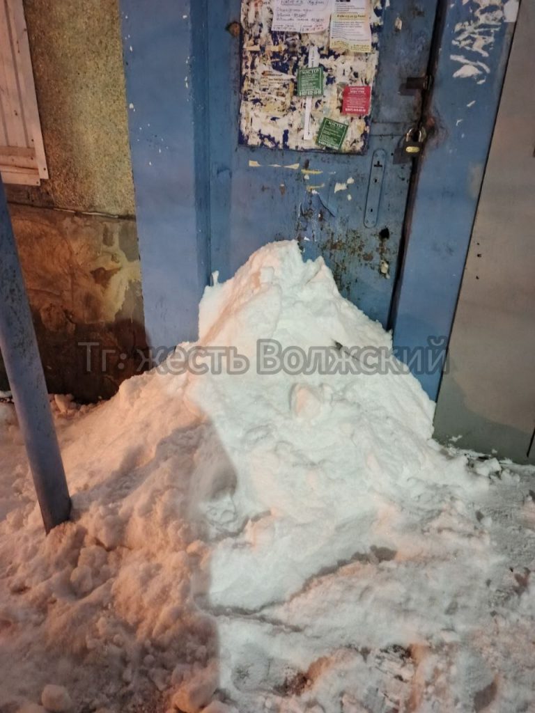 Снежный завал у подъезда: жители дома на Энгельса, 55 возмущены качеством уборки