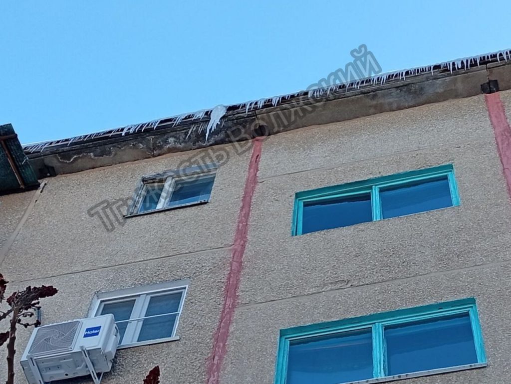 На площади Труда нависли опасные сосульки