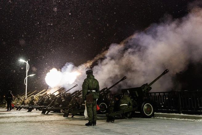 В Волгограде прогремел праздничный артиллерийский салют