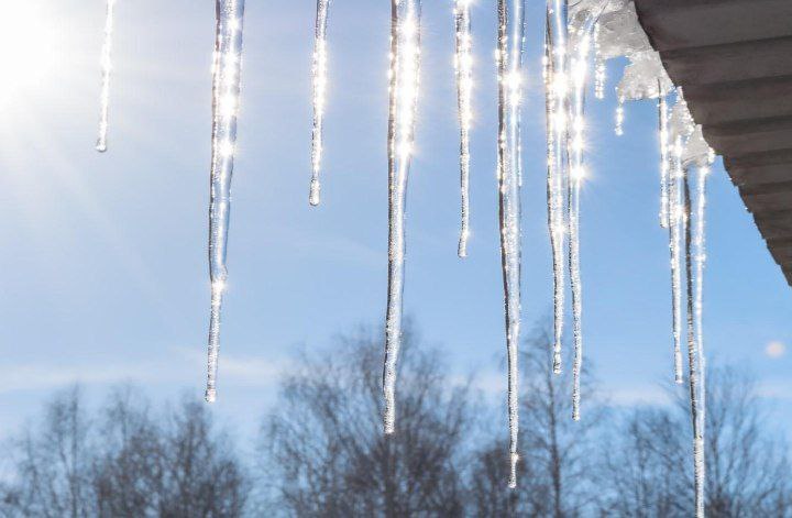 Опасные сосульки в Волжском: куда сообщать о проблемных крышах