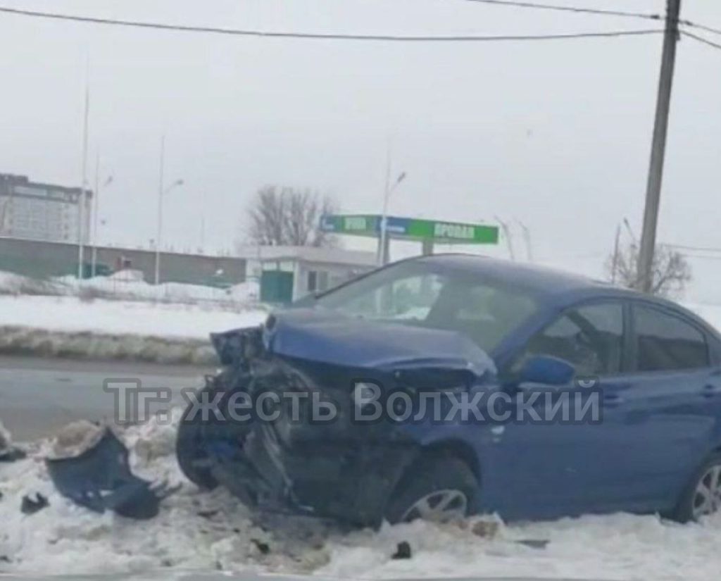 Серьёзное ДТП в Волжском: автомобиль врезался в опору на перекрёстке