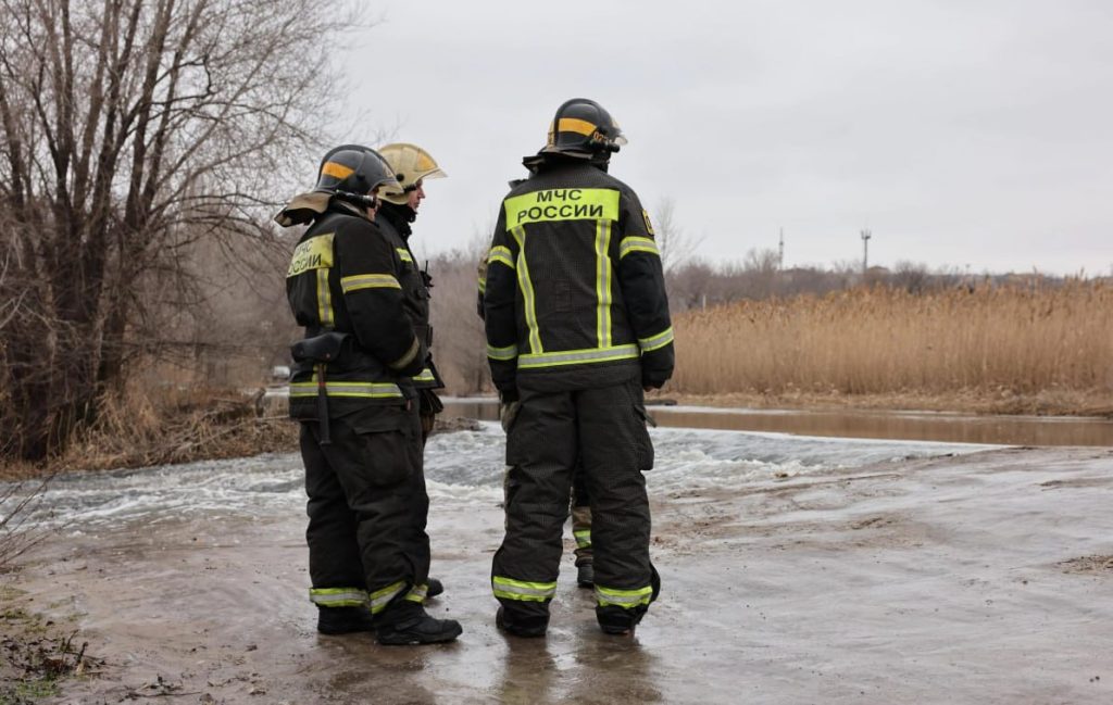 Река Царица вышла из берегов в Волгограде — перекрыта дамба, подтоплены дома