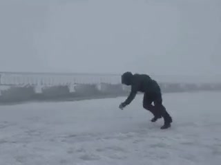 Штормовое предупреждение в Волжском: гололёд и сильный ветер