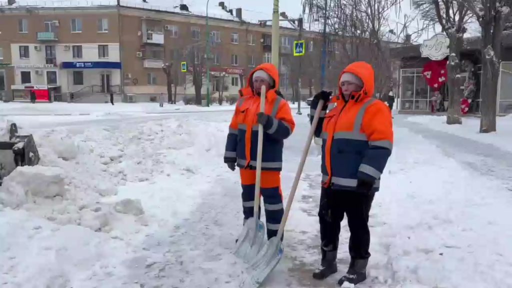 В Волжском началась масштабная уборка снега после ночного снегопада