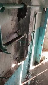 Жильцы дома на Пушкина месяц живут с затопленным подвалом