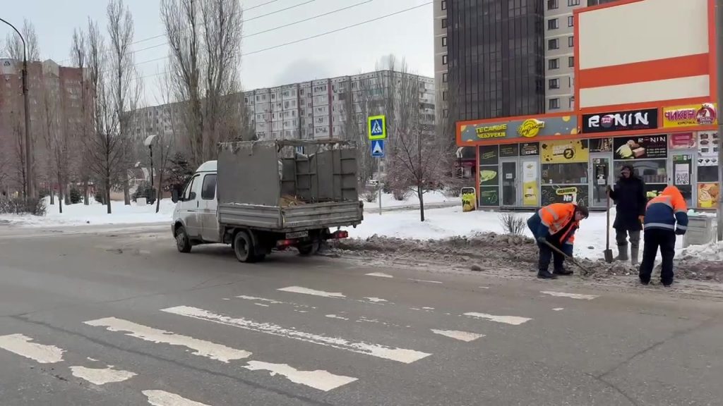 Волжский готов к непогоде: коммунальщики усилили работу в условиях снегопада