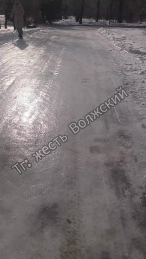 Гололёд на территории больничного городка создаёт опасность для пациентов и медиков