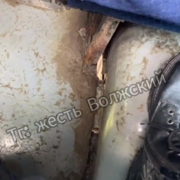 Опасная поездка: в маршрутке Волжского обнаружили дыру, угрожавшую ребёнку