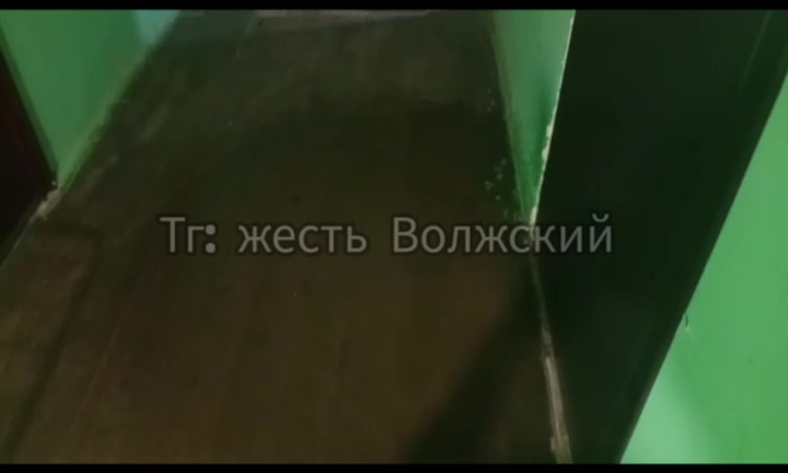 Протечка на четвёртом этаже дома на Машиностроителей требует срочного вмешательства